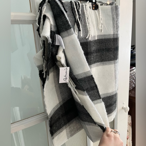 NWT reitmans buffalo plaid blanket scarf - Picture 3 of 3